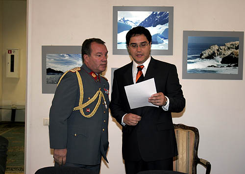 El Agregado Militar y de Defensa, Coronel Ricardo Jara con el III Secretario de nuestra embajada Andres Aguilar