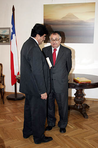 El Embajador Augusto Parra y el Secretario de Prensa Patricio Cortés