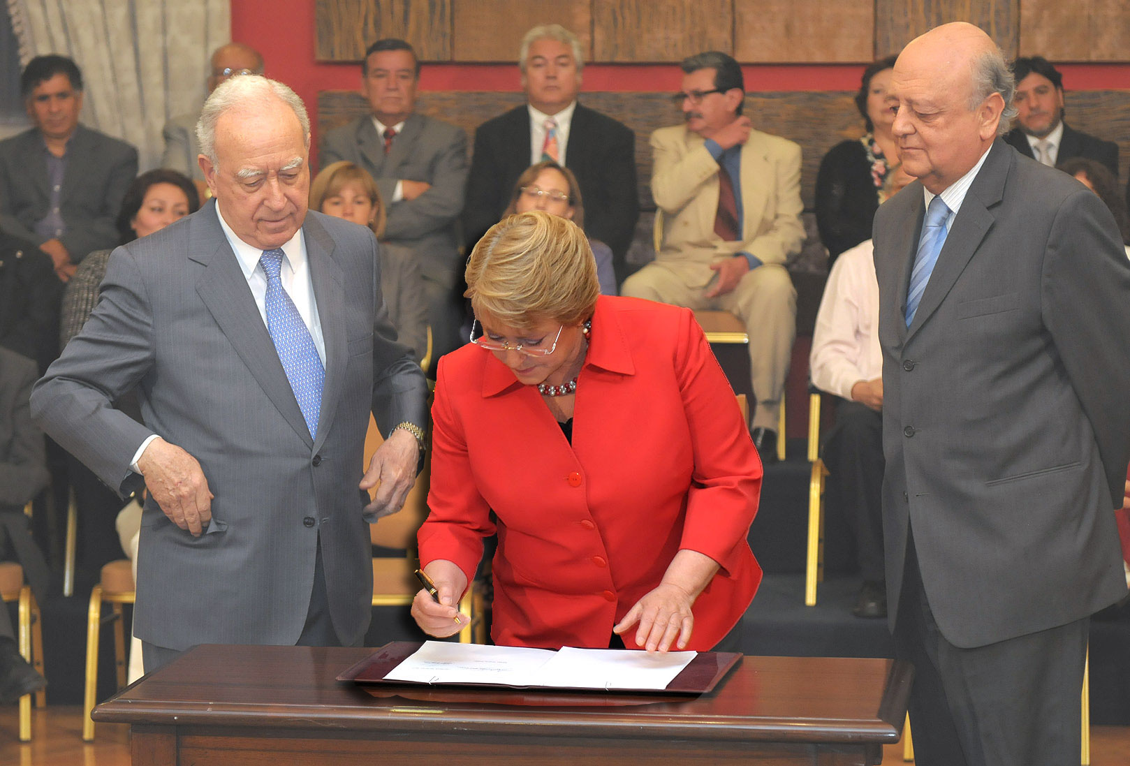 Bachelet promulga ley que crea el Instituto Nacional de DD.HH. - (Fotógrafo José Manuel de la Maza - Imagen: 1700x1100)