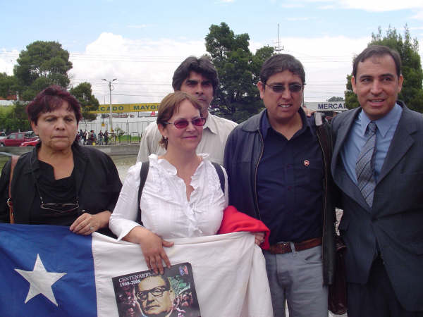 Chilenos en el Parque Salvador Allende, Quito, Ecuador, entre ellos Miguel Angel Soto Sandoval, Gonzalo Mesa Allende, nieto del ex Presidente Salvador Allende