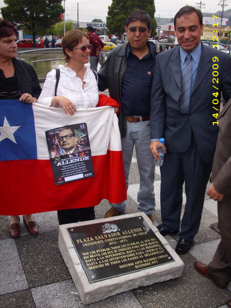 Chilenos en el Parque Salvador Allende, Quito, Ecuador, entre ellos Miguel Angel Soto Sandoval, Gonzalo Mesa Allende, nieto del ex Presidente Salvador Allende
