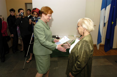 Tarja Halonen, presidenta de Finlandia y Eila Belila presidente de la Sociedad Finlandia Chile