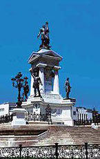 Monumento a las Glorias Navales, inaugurado el 21 de mayo de 1886 en Valparaíso