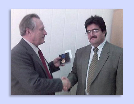 Condecoración de Patricio Cortés (Pancho Rodríguez) - Entrega Leonard Kosichev