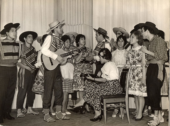 Conjunto folclórico del Flaco Videla 1963 y 62 - Américo Flores (Hermano Oso), Víctor Hugo Castro, Nelson Videla (Flaco Videla), Elba Alvear (Ligushka- de Cauquenes), Silvia Gómez, Sergio León, Javier Araya, Nancy Alarcón y Lino Carvajal