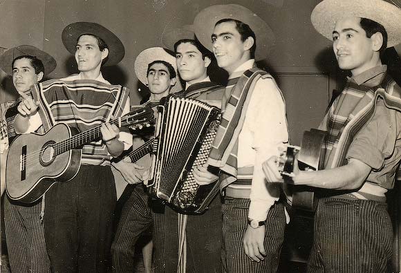 Quienes se ven en esta foto son de izquierda a derecha: Américo Flores, el Flaco Videla, Serfio León, y de los otros no recuerdo los nombres. Todos ellos de la promoción 1963.