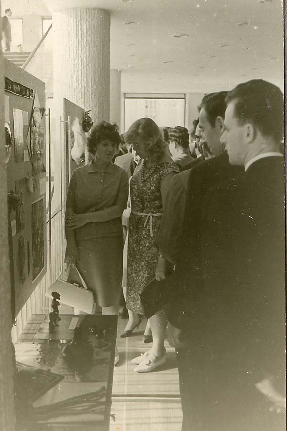 Esta foto es historica pues corresponde a la primera exposición de artesanía chilena en Moscú. Corresponde si mal no recuerdo al año 1964 y se llevo a cabo el en palacio de los Congresos en el Kremlin. Para montarla reunimos objetos que cada uno había llevado en su equipaje como nexo con Chile.