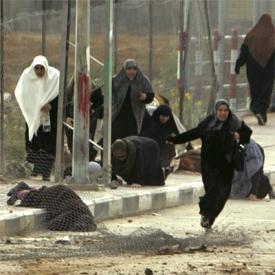 Un grupo de mujeres huye en Biet Hanoun tras el ataque israelí. (REUTERS)