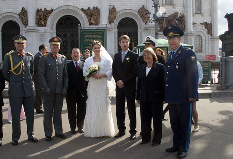 Encuentro casual de casamiento en la catedral ortodoxa del «Cristo Salvador»