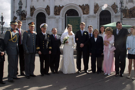 Encuentro casual de casamiento en la catedral ortodoxa del «Cristo Salvador»
